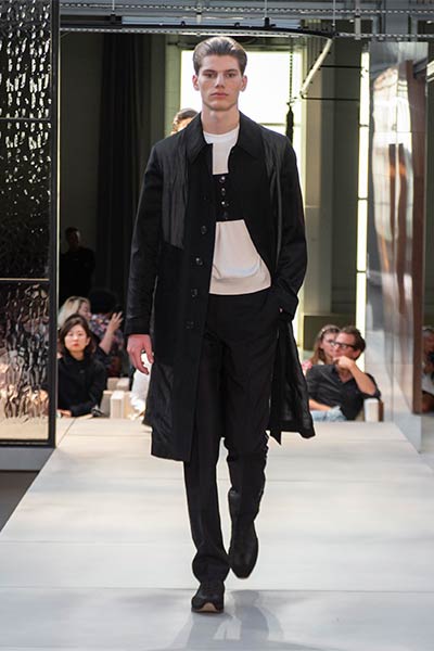 تصاميم راقية بلمسة جريئة ... اليك مجموعة Ricardo Tisci الأولى لدار Burberry